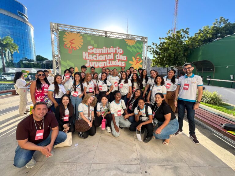 Jovens aprendizes do idep reunidos em grupo durante o Seminário Nacional das Juventudes.